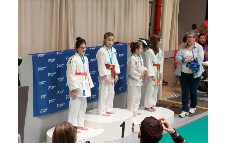 Constance Dossat 2ème et Mary Laurent-Varin 3ème lors du 2ème critérium benjamins du 21 Janvier 2023